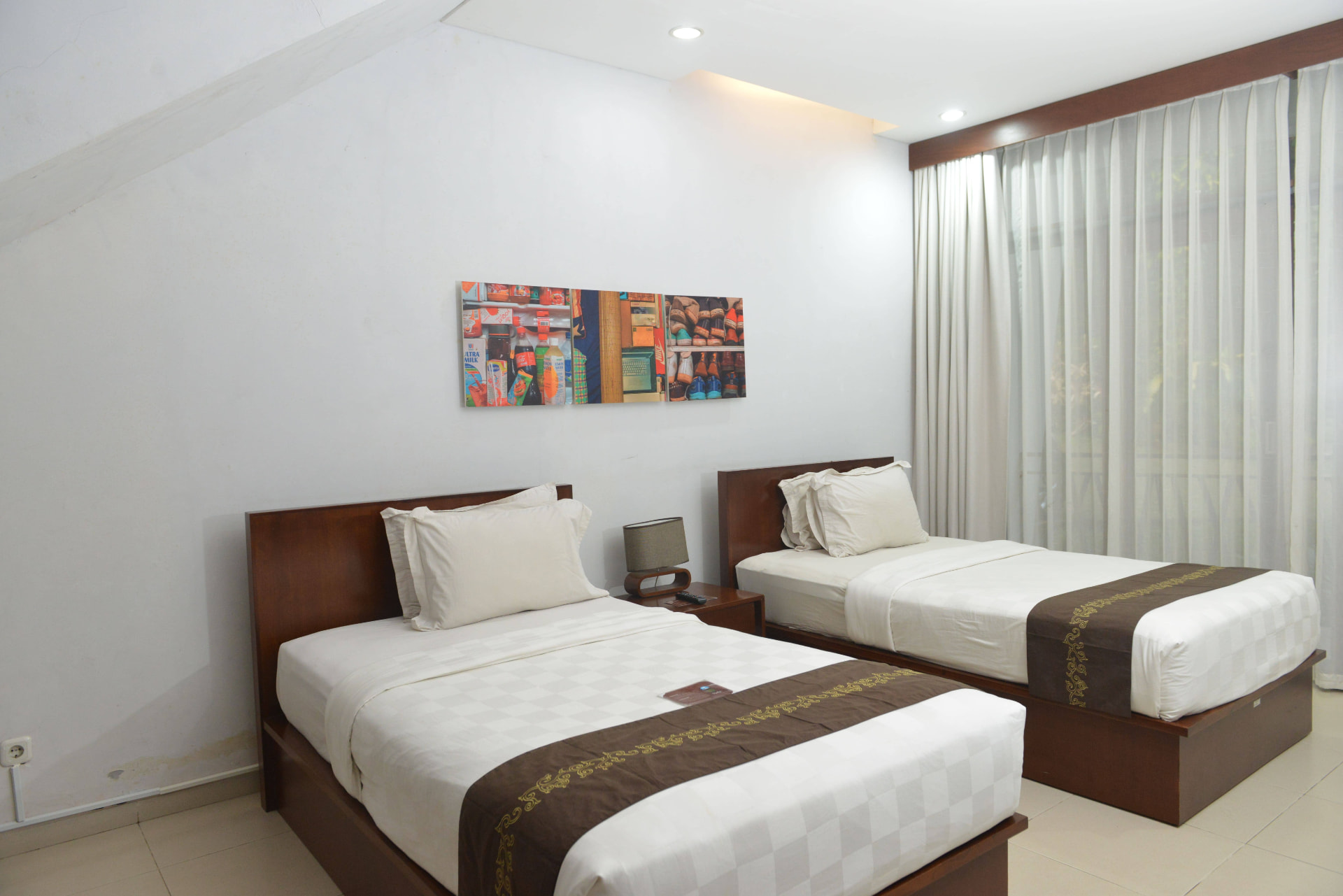 Twin-bed guest room at Villatel